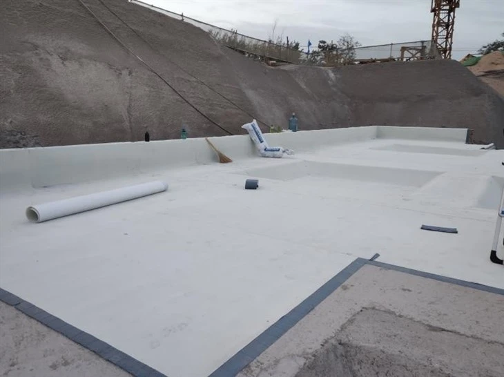 Vormontierte, selbstklebende, vollständig verklebte, wasserdichte HDPE-Membran